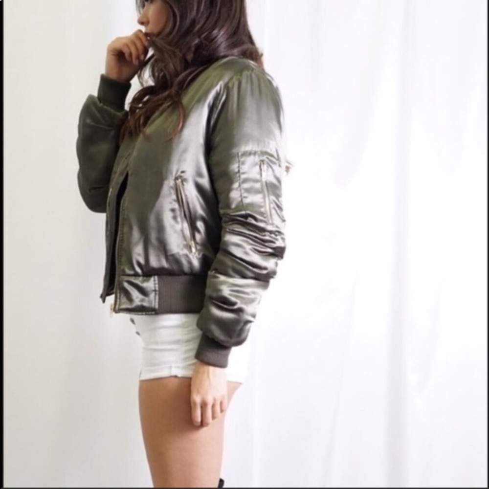 NWT POSHMARK EDITOR HOST PICK OLIVE GREEN SILKY PUFFER BOMBER MOTO JACKET COAT - Picture 3 of 6